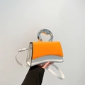 Modieuze handtas in oranje en wit met een elegante zilveren metalen handgreep - Oranje