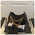 Détail du sac demi-lune noir croco avec chaîne dorée et finitions cloutées - Noir