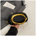 Dettaglio pochette nera con manico circolare dorato e tracolla a catenella - Nero