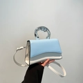 Blauw-witte handtas met zilveren vloeibaar metalen handvat en modieuze golfbodem - Blauw