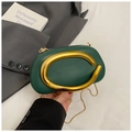 Dettaglio pochette ovale verde scuro con lussuoso manico tondo in metallo dorato e catena - Verde