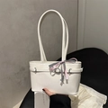 Sac à épaule chic en cuir blanc avec ruban décoratif et boucle métallique - Blanc