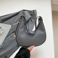 Bolso de hombro media luna gris oscuro tejido con cremallera dorada y correa ajustable - Negro