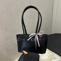 Sac à main en cuir verni noir brillant avec un nœud rose et une boucle en métal argenté - Noir