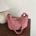 Sac croissant en velours côtelé rose avec bandoulière réglable sur une table en bois - Rose