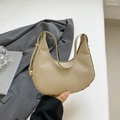 Bolso hobo media luna de tejido beige con correa ajustable y detalles dorados - Caqui
