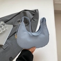 Bolso hobo azul claro en forma de media luna con textura de tela y hebilla dorada - Azul
