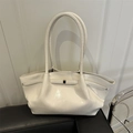 Elegante borsa tote bianco sporco in ecopelle lucida con fibbia in metallo - Bianco