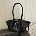 Borsa sottobraccio chic in pelle nera lucida stropicciata con doppi manici e fibbia d'oro - Nero