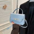 Bolso bandolera de cuero azul claro con cierre de metal dorado y asa superior para mujer - Azul