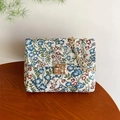 Bolso cuadrado vintage con flores azules y correa de cadena de metal dorado - Azul