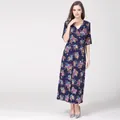 Nahaufnahme von Umstandskleid mit V-Ausschnitt, marineblauem Chiffon und Blumenmuster - S / Dunkelblau