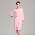 Détail d'une robe de maternité rose en modal avec poignets en dentelle blanche douce - S / Rose