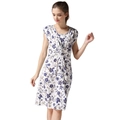 Robe de maternité d'été en coton à fleurs avec col en V et détail de nœud torsadé - Fond Blanc Orchidée Bleue