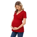 Vista lateral de camiseta premamá roja con cuello en V y fruncido para el embarazo - S / Burdeos