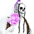 Ghirlanda di Halloween con sposa scheletro, fiori viola e un cerchio di vite - Sposa Fantasma