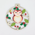 Dettaglio dell'ornamento natalizio tondo in legno con gufo dipinto e bacche rosse decorative - Gufo