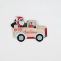 Detailsicht von Weihnachts-Pickup-Holzanhänger mit Merry Christmas Aufdruck für Deko - 10 Stück / Weihnachtsmann