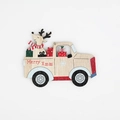 Detail eines hölzernen Weihnachts-LKW-Anhängers mit Merry Xmas Text und Elch mit Geschenken - 10 Stück / Hirsch