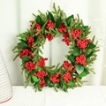 Weihnachtskranz mit grünen Kiefernnadeln, roten Beeren und Blättern auf weißem Hintergrund - Roter Beerenkranz / 40CM
