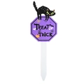 Halloween Gartenstecker Deko mit schwarzer Katze und lila Treat or Trick Schild im Freien - Katzenstil-Lila