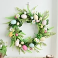 Ghirlanda pasquale con uova pastello, margherite e felci su base di vite naturale muro - Ghirlanda di Pasqua Multicolore