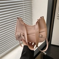 Sac croissant rose clair chic avec boucles argentées et lettrage FASHION élégant - Rose