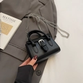 Mini-Handtasche aus schwarzem mattem Leder mit Silberkette und Gürtelschnalle - Schwarz