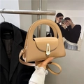 Elegante borsa a mano beige in ecopelle con fibbia dorata e manico superiore - Cachi