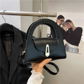 Borsa a mano minimalista in pelle nera con manico a mezzaluna e chiusura in metallo argento - Nero
