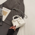 Elegante weiße Mini-Handtasche aus PU-Leder mit Silberkette und Gürtelschnalle-Detail - Gebrochenes Weiß