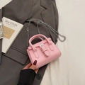Rosa Mini-Umhängetasche mit Doppelgriffen und einer silbernen Metall-Ketten-Schultergurt - Rosa
