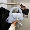 Borsa a tracolla azzurra strutturata con manico a semicerchio e chiusura dorata - Blu