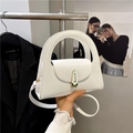 Borsa a mano bianca a trapezio in pelle opaca con chiusura dorata e tracolla - Bianco