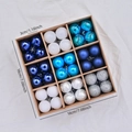 36er Set 3cm Weihnachtsbaumkugeln in Blau und Weiß, in Kraftpapierbox, Draufsicht - Blau Und Silberweiß