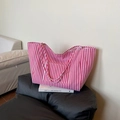 Rot-weiß gestreifte Canvas-Einkaufstasche mit Außentasche vor schlichtem Hintergrund - Rosa