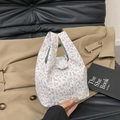 Schicke geblümte Stofftasche mit blau-weißem Karofutter und weißer Spitzenverzierung - Kleine Handtasche-Stil / Stil 2 (129806)