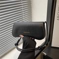 Sac sous le bras noir à motif crocodile élégant avec accents dorés et bandoulière nouée - Noir