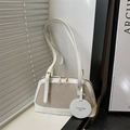 Bolso de hombro minimalista blanco y beige con cremalleras doradas y colgante de moda - Blanco