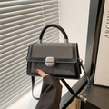 Sac bandoulière gris tissé à la mode avec garniture en cuir noir et boucle en argent - Noir