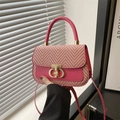 Roze patchwork handtas met rond handvat, metalen slot en afneembare schouderriem - rozenroze