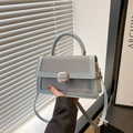 Sac bandoulière bleu clair avec texture tissée et poignée ronde, style moderne - Bleu
