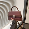 Sac bandoulière chic à motif tissé violet avec bordure en cuir marron et fermoir argent - Marron