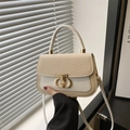 Sac à main spacieux en paille et cuir avec fermoir doré et bandoulière beige - Blanc