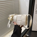 Bolso bandolera trenzado blanco con textura de serpiente y hebilla dorada - Blanco