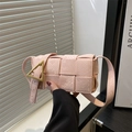 Bolso de hombro rosa trenzado con textura de serpiente y hebilla triangular dorada - Rosa