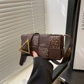 Bolso de hombro trenzado marrón oscuro con textura de serpiente y cierre dorado - Marrón