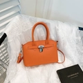 Borsa a mano arancione in pelle a grana con chiusura argento e manico tondo - Arancione
