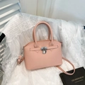 Borsa a mano rosa in pelle martellata con chiusura metallica e tracolla regolabile - Rosa