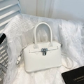 Borsa a tracolla trapezoidale in pelle litchi bianca con dettagli argentati - Bianco